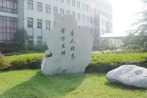 影響校園雕塑設(shè)計的因素是什么