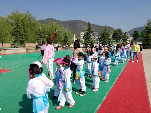 “潤(rùn)物無(wú)聲”幼兒園文化建設(shè)內(nèi)容，打造多樣性+藝術(shù)性幼兒園。     
